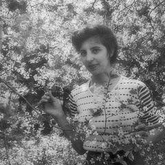 0234  Банальный портрет в цветущей вишне