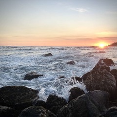 Хвилі,  каміння та сонце.