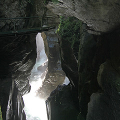 Водопад в скалах