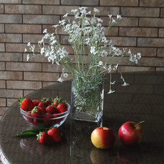 Фрукты и белые цветы