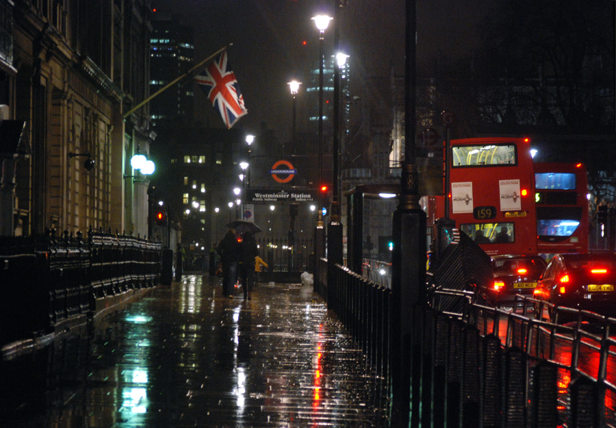 Дождь в лондоне. Дождливый Лондон. Лондонская улица ночью. Дождливые улицы Великобритании. Дождливые улицы Лондона.