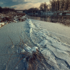 Зима сковала реки льдом
