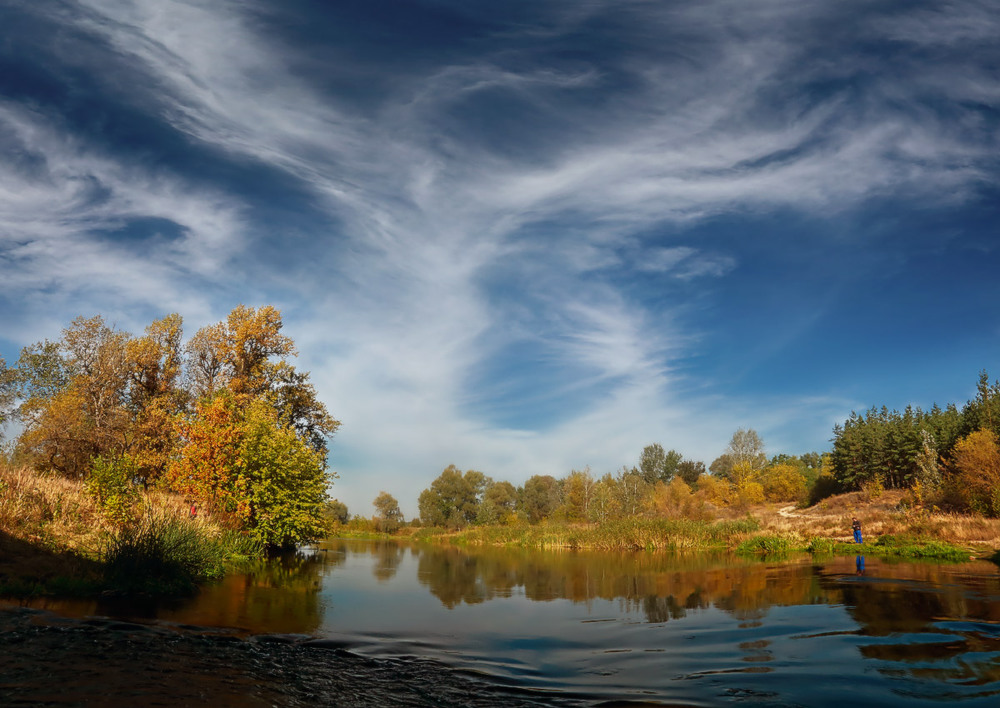 плавающие облака. озеро и облака. облака в реке. над рекой плывут облака. октябрь.