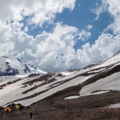 Вид с метеостанции на ледник и Казбек