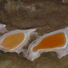 Це не яєчня. Це солоні озера острова Джарилгач. З дрону