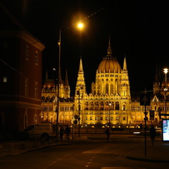 Ше раз про Парламент. Угорський