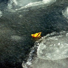 маленький жёлтый кораблик в большом Чёрном море