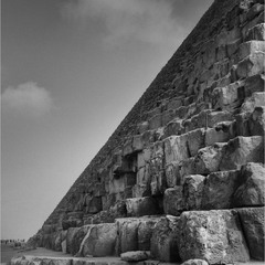 Піраміда і туристи