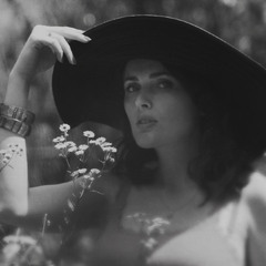 ЛІТО, КВІТИ і ПОРТРЕТ