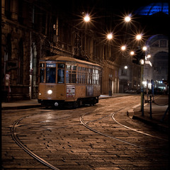 ночь. улица.трамвай.