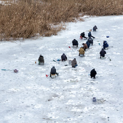 15 сверловщиков вышли на лед