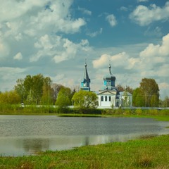 Озеро біля церкви