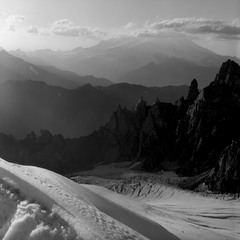 Пики Кавказа на фоне Эльбруса.