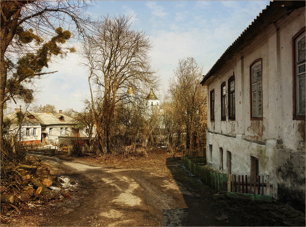 Двор в старину. Провинциальный дворик. Старый городской двор. Старые дворы России. Двор провинциального города.