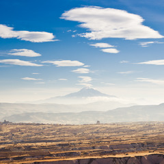 Анатолійське плоскогір'я. На горизонті - вулкан Ерджіяс 3917м