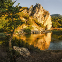 Скала "Красный камень" в лучах рассвета, Крым.