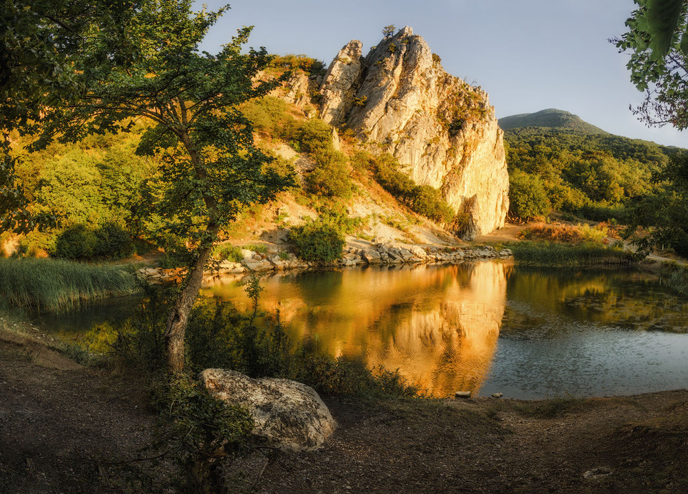 Красный крым фото. Скала красный камень Краснокаменка. Красная скала Гурзуф. Озеро красный камень Крым. Красный камень Гурзуф.