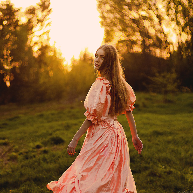Девушка в персиковом платье