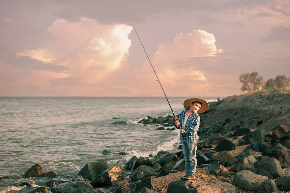 Мальчики на рыбалке. Мальчик Рыбак. Мальчишки рыбаки. Мальчик рыбачит. Мальчик рыболов.