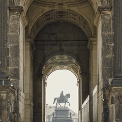 Дрезден. Пам'ятник королю Йоганну. Вид зі сторони Цвінґера.