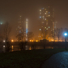 Снова город в тумане тонет. Только сеют свет фонари