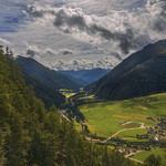 Долиною глибокою кудись вона біжить, - повз кіндер, кюхє, кірхе, - вниз до моря.