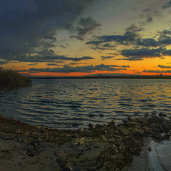 Вітер віє-повіває, серце з жалю завмирає - коли ціла епоха відходить, сонце вже сіло, а сяйво ще є.