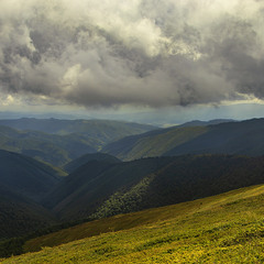 Гарно буває, коли сонечко із-за волохатих хмар виглядає.