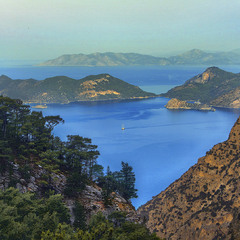- Гори, скелі - тута скрозь. - Нє, ліси, дерева, шишки - скрозь. Нє - море й острови тута скрозь!