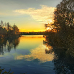 Проти ночі небо засіяло моцно-премоцно, та ще й хмари й дерева підсмажило предобряче.