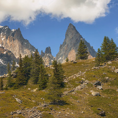 Гори завмерли і чекають, хмари - пропливають, дерева - проізростають, камені - лежать.