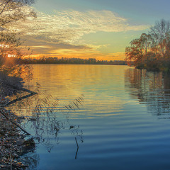 Спокійний теплий жовтневий вечір на рибному місці озера Небреж в Києві.