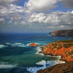 Сонечко виглянуло у віконечко і зиркнуло пильно на червоні камені, блакитну воду і білу піну.