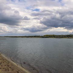 На річці Тетерів: вода майже стоїть, лише брижі від вітру. Хмарно з проясненням.