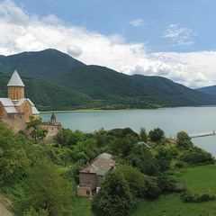 Озеро, монастир, фортеця Анаурі. Грузія.