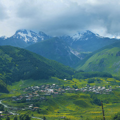 Село під горою - Казбегі. Грузія.