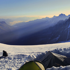 Вранішнє промвння буває нестерпно сліпучим - на снігу.