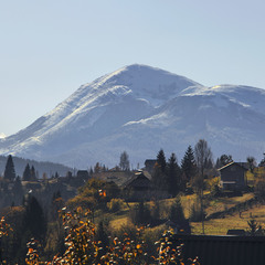 Стоїть гора  високая Петрос в снігу у жовтні. З села Яблуниця побачена.