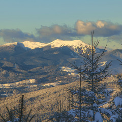 Сонце заходить, гори й хмари то темніють, то - пломеніють.