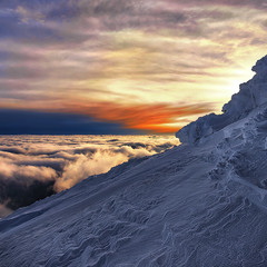 Сонце заходить, гори, сніги темніють наверху Петроса, а хмари – скрозь: зверху й знизу.