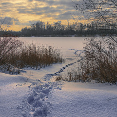 Коли рибалки час настає, люде чомусь радіють, а потім зітхають - кожен про щось своє.