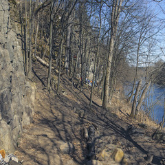Скельний масив "Дениші" на річці Тетерів - тут скоро століття як тренуються альпіністи й скелелази.