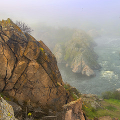 У тумані весною на світанні каміння мокре, слизьке, холооо-о-о-оодне.