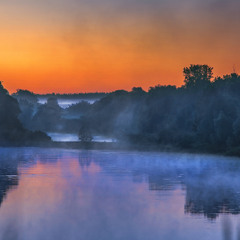 При досвітніх вогнях туман розступається, а річка - парує.