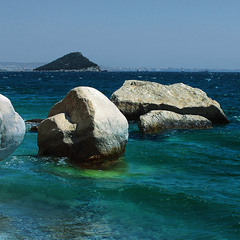 Нападало камінців у воду.