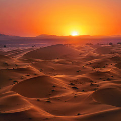 Червоні сонце, проміння, гори, пісок, - планета, - проти ночі.