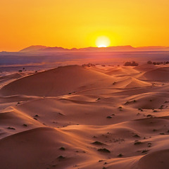 Атлаські гори на виднокраї світяться, і гребінці дюн світяться – сонцем червоної планети.