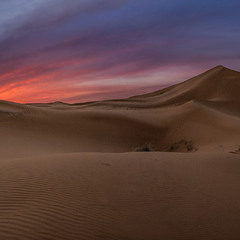 Люде ходять-походжають - туди-сюди поглядають: як світає, як небо палає, а пісок - тече.