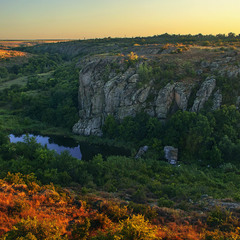 Серед степу широкого в Україні милій долина річки Мертвовод заманює в спокій.