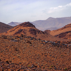 Пустеля, - вона й в Африці - пустеля, і гори в мареві тута.